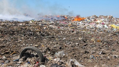 Za potpuno gašenje požara na deponiji kod Novog Pazara potrebno do 15 dana