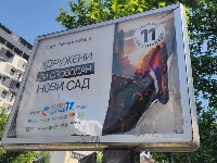 Počelo uništavanje bilborda opozicije u Novom Sadu (FOTO)