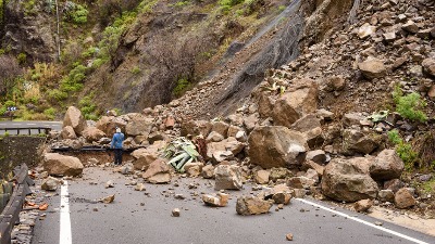 Obrušila se stena kod Raške: Pala na vozilo U POKRETU (FOTO)