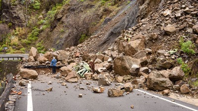 ODRON na Ibarskoj: Nekoliko tona kamena sručilo se na magistralu (VIDEO)