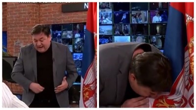 SNS analitičar se krstio i ljubio zastavu na Pinku (VIDEO)