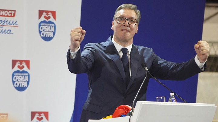 Vučić: Evroparlamentarci jedu, ne prestaju, ni ne slušaju opoziciju - "Maštam da budem žrtva"