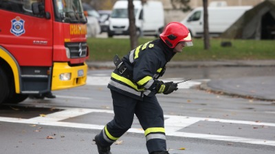 Izgoreo k'o šibica: Vatra progutala vozilo na Karaburmi (VIDEO)