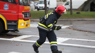 Kineska robna kuća u plamenu: Vatrogasci na terenu (VIDEO)