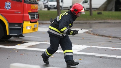 Požar u Žarkovu: Vatrogasci se bore sa plamenom (FOTO)