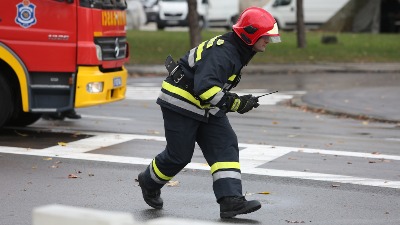 Veliki požar u Beogradu: Vatra guta automobile (FOTO)