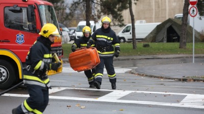 Palili kablove pa buknuo požar (FOTO)