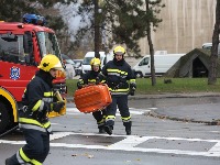 Drama na Vračaru: Auto se zaglavio u garažnom liftu, vatrogasci smesta reagovali