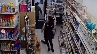 Opljačkali prodavnicu u NS na Veliki petak (VIDEO)