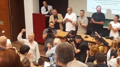 "Vuk nije sam": Tribina "Nećemo dozvoliti da se prećuti", aplauzi za Cvijića (VIDEO)