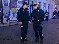 Policajac spopadao konobaricu, pa ranio njenog brata