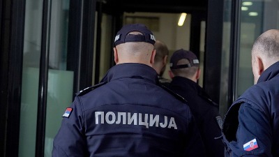 Maloletnici uz pretnju nožem opljačkali muškarca pa ga izbacili iz stana