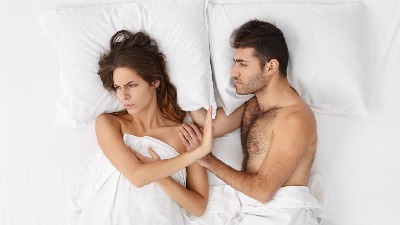 Očajnički želim da izgubim NEVINOST, ali svaki put kad se približimo tome obuzme me PANIKA