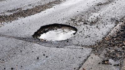 "Naprednjačka osveta": Pre izbora obećali asfalt, a ulica ostala raskopana