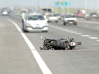 Motociklista povređen u nesreći: Udario u autobus i automobil