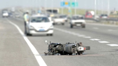 Motociklista povređen u nesreći: Udario u autobus i automobil