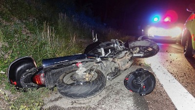 Sudar motora i dva automobila, motociklista teško povređen (FOTO)