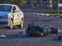 Nesreća u NS: Motociklista udario pešaka koji se kretao pored bicikla