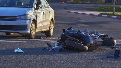 Prešao u suprotnu traku i udario motociklistu, pa pobegao