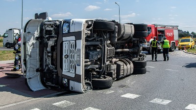 Prevrnuo se kamion natovaren bocama s metanom u Beogradu