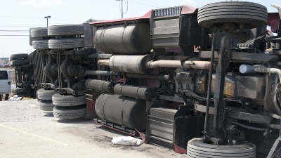 Prevrnuo se kamion za prevoz mleka, vozač povređen (FOTO)