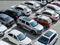 Kako, čoveče, kako?! Pogledajte gde je "majstor" parkirao auto (FOTO)