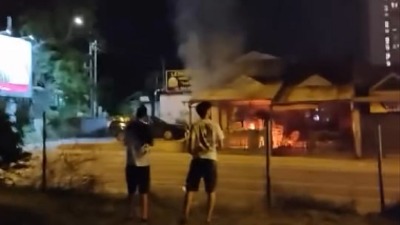 Drama: Gost se potukao, pa zapalio lokal (VIDEO)