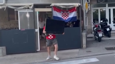 Hrvat besneo posle debakla od Španije, stradao televizor (VIDEO)