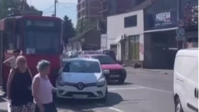 Udes kod Cvetkove pijace: Sudarili se auto i tramvaj (VIDEO)