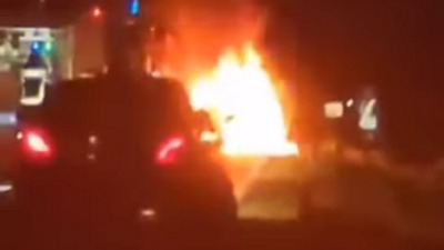 Muškarac pokušao da se zapali u automobilu (VIDEO)