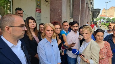 Popović ispred Skupštine grada: Oni koji sede unutra misle da mogu sve, a uskoro više neće moći NIŠTA