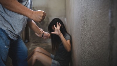 JEZIVO nasilje u Obrenovcu: Šutirao i udarao ženu po glavi, a onda uzeo pištolj i pucao