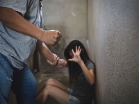 HOROR na Zvezdari: Muž ZVERSKI pretukao suprugu