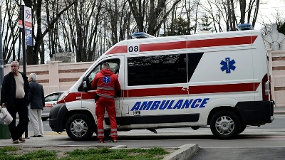 Muškarac teško povređen u saobraćajnoj nezgodi u Sremčici