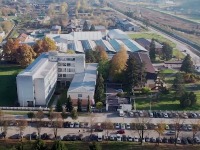 Građani se okupljaju ispred zgrade Opštine u Lučanima