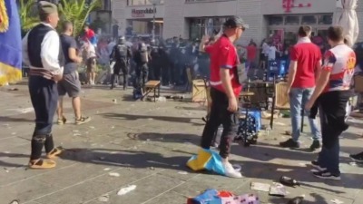 Tuča navijača Srbije sa policijom u Minhenu: Bačen suzavac, palo i hapšenje! (VIDEO)