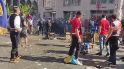 "Da li je u Minhenu zbog nereda, tuče sa policijom i paljenja baklji uhapšen bivši Šapićev sekretar?" (FOTO)