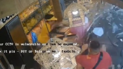 Terenac uleteo u pekaru, dete odletelo od udara (VIDEO)