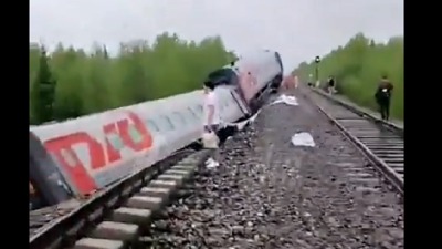 Voz izleteo iz šina, najmanje 70 povređenih (VIDEO)