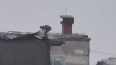 Kragujevčanin tokom oluje popravljao krov na zgradi (VIDEO)