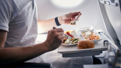 Koju hranu i piće treba izbegavati u avionu