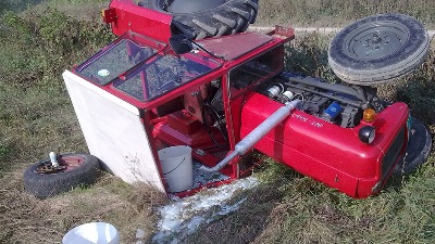 Prevrnuo se traktor u šumi: Poginuo muškarac