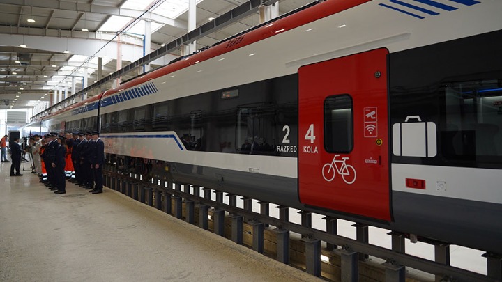 Put do Subotice vozom "Soko" umesto 80 minuta trajao ČETIRI SATA: Putnike u Bačkoj Topoli prebacili u autobuse