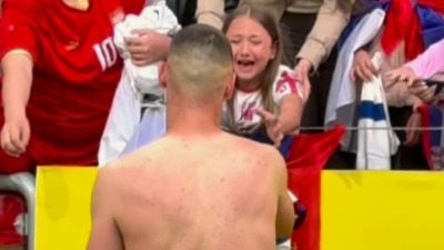 Devojčica plakala od sreće kad je dobila dres Srbije (VIDEO)