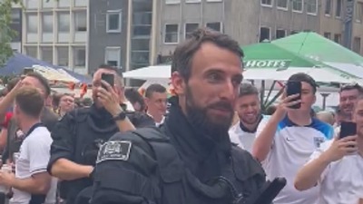 EURO: Sautgejt u policijskoj uniformi? (VIDEO)