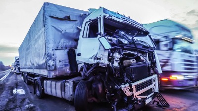 Težak sudar dva kamiona kod Šimanovaca (VIDEO)