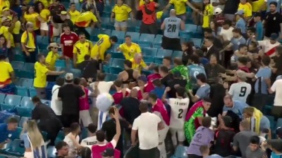 Skandal na Kopa Amerika: Brutalna tuča fudbalera Urugvaja i navijača (VIDEO)