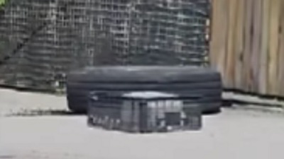 Umalo tragedija na Karaburmi: Otpala guma s autobusa (VIDEO)