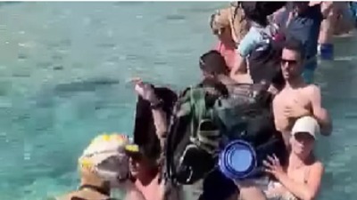 Hit snimak iz Grčke - Turisti plivali do trajekta sa torbama