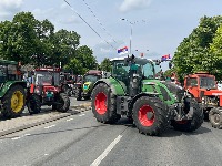 Poljoprivrednici traktorima blokirali raskrsnicu u Rači